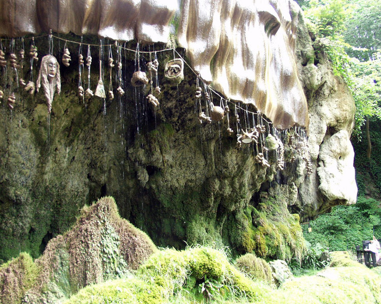 Пещера Mother Shipton's . Пещера Мать Шиптон. Великобритания.