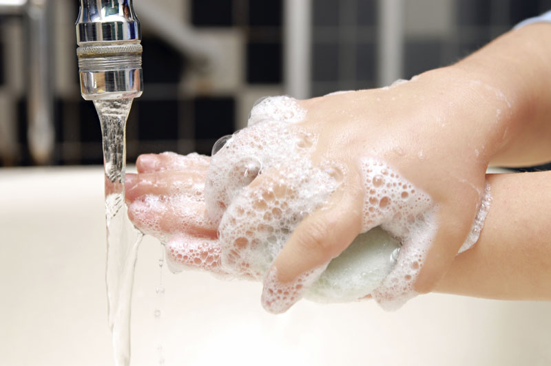 Приучаем детей мыть руки с мылом